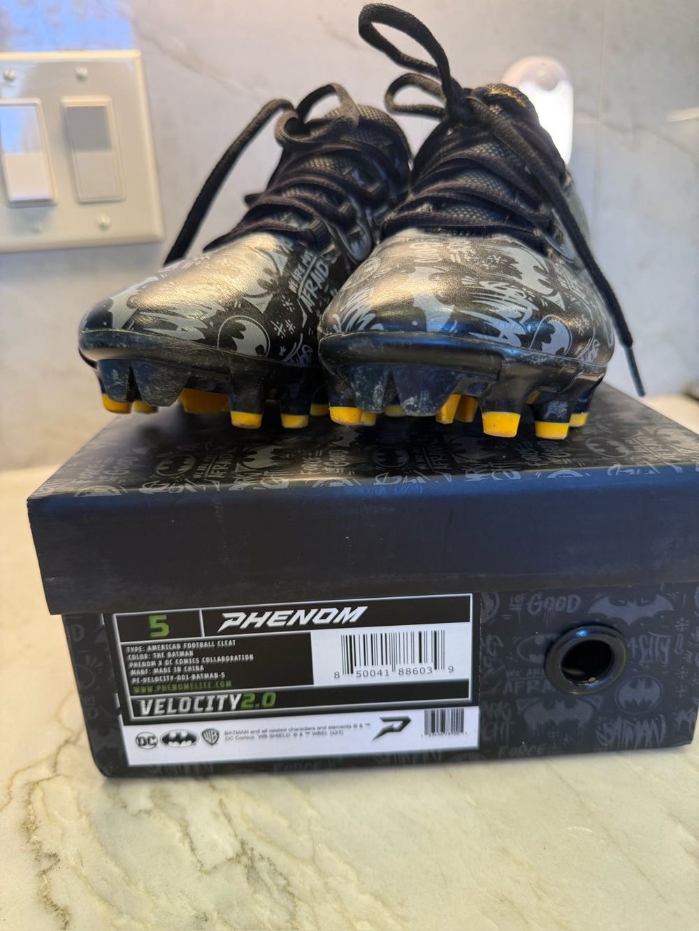 DC Phantom size 5 football cleats. Very good condition.